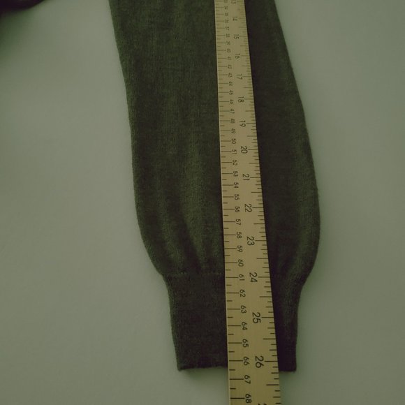 Men's Gap Italian Merino Wool long sleeve V neck sweeter, olive green. Size XL. - Picture 13 of 13